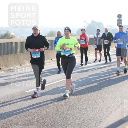 03.10.2025 - Köhlbrandbrückenlauf Lena Gebhardt http://msf.ph/oto/9073621 03.10.2025 09:25:02 Position 1 2930, 2072, 2907 meine-sportfotos.de