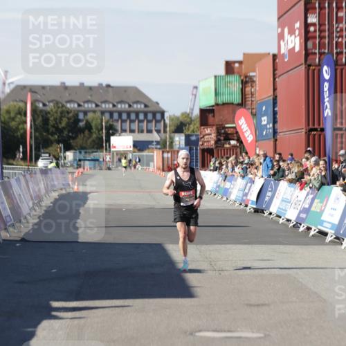 03.10.2025 - Köhlbrandbrückenlauf Jannik Wohlers http://msf.ph/oto/9073651 03.10.2025 12:44:53 Ziel 6610 meine-sportfotos.de
