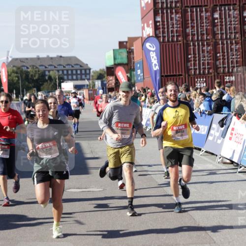 03.10.2025 - Köhlbrandbrückenlauf Jannik Wohlers http://msf.ph/oto/9073657 03.10.2025 13:15:58 Ziel 4374, 4423, 4495, 4548, 4677, 4805, 4833, 5022, 5023, 5217, 5867, 5868, 5879, 6270, 6271, 6301, 6445, 6507, 6536 meine-sportfotos.de