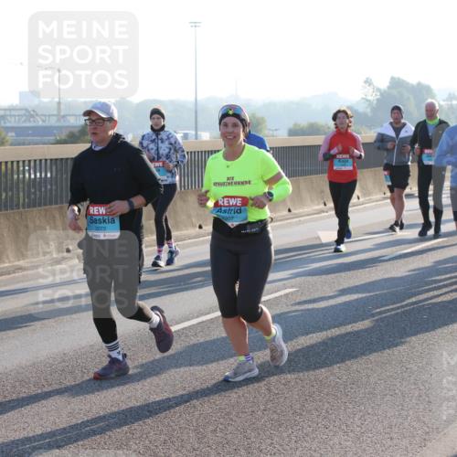 03.10.2025 - Köhlbrandbrückenlauf Lena Gebhardt http://msf.ph/oto/9073677 03.10.2025 09:25:03 Position 1 2072, 2907, 2770 meine-sportfotos.de