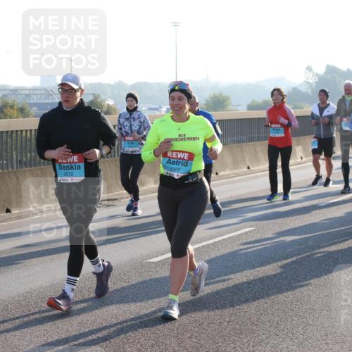 03.10.2025 - Köhlbrandbrückenlauf Lena Gebhardt http://msf.ph/oto/9073692 03.10.2025 09:25:03 Position 1 2072, 2907, 2770 meine-sportfotos.de