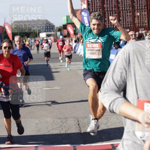 03.10.2025 - Köhlbrandbrückenlauf Jannik Wohlers http://msf.ph/oto/9073818 03.10.2025 13:16:00 Ziel 4374, 4423, 4495, 4548, 4644, 4677, 4805, 4833, 5022, 5023, 5217, 5867, 5868, 5879, 6270, 6271, 6301, 6445, 6507, 6712 meine-sportfotos.de
