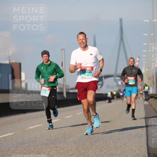 03.10.2025 - Köhlbrandbrückenlauf Jannik Wohlers http://msf.ph/oto/9073853 03.10.2025 09:39:57 Position 3 1187, 3086 meine-sportfotos.de