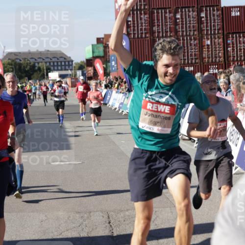 03.10.2025 - Köhlbrandbrückenlauf Jannik Wohlers http://msf.ph/oto/9073858 03.10.2025 13:16:01 Ziel 4374, 4423, 4495, 4548, 4644, 4677, 4805, 4833, 5022, 5023, 5217, 5867, 5868, 5879, 6270, 6271, 6301, 6507, 6712 meine-sportfotos.de