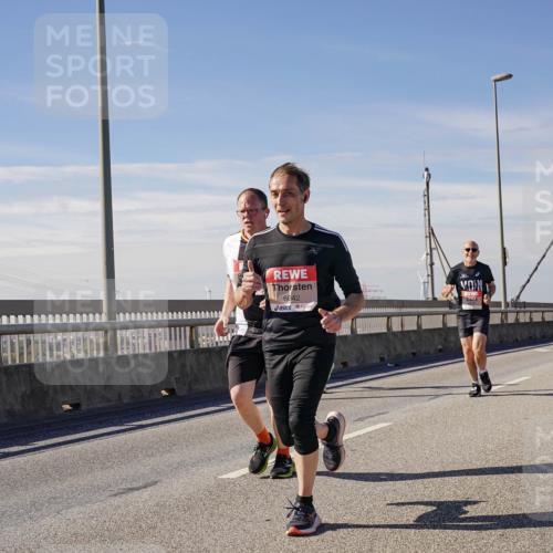 03.10.2025 - Köhlbrandbrückenlauf Michael Burmester http://msf.ph/oto/9073926 03.10.2025 12:39:19 Position 2 6042 meine-sportfotos.de