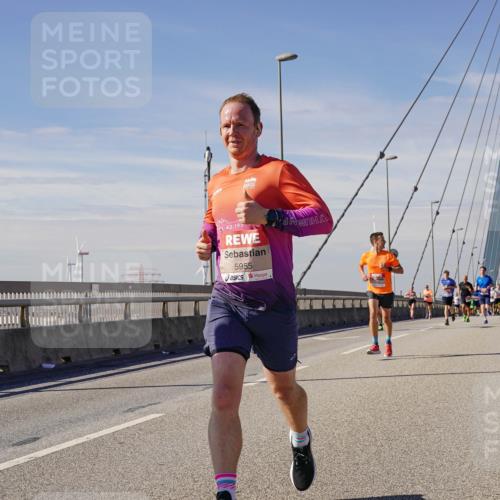 03.10.2025 - Köhlbrandbrückenlauf Michael Burmester http://msf.ph/oto/9073997 03.10.2025 12:39:23 Position 2 620, 42, 195, 5955 meine-sportfotos.de