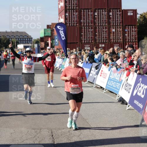 03.10.2025 - Köhlbrandbrückenlauf Jannik Wohlers http://msf.ph/oto/9074048 03.10.2025 13:16:05 Ziel 4311, 4374, 4423, 4495, 4548, 4644, 4805, 4833, 5022, 5023, 5068, 5217, 5336, 5867, 5868, 6270, 6271, 6507, 6712 meine-sportfotos.de