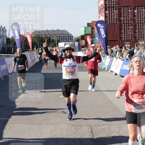03.10.2025 - Köhlbrandbrückenlauf Jannik Wohlers http://msf.ph/oto/9074098 03.10.2025 13:16:06 Ziel 4311, 4423, 4495, 4548, 4644, 4805, 4833, 5022, 5023, 5068, 5217, 5336, 5867, 5868, 6270, 6271, 6507, 6712 meine-sportfotos.de