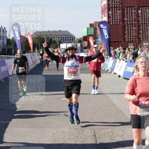 03.10.2025 - Köhlbrandbrückenlauf Jannik Wohlers http://msf.ph/oto/9074110 03.10.2025 13:16:06 Ziel 4311, 4423, 4495, 4548, 4644, 4805, 4833, 5022, 5023, 5068, 5217, 5336, 5867, 5868, 6270, 6271, 6507, 6712 meine-sportfotos.de