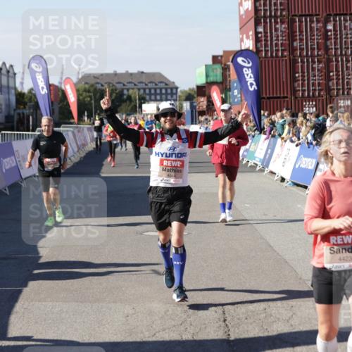 03.10.2025 - Köhlbrandbrückenlauf Jannik Wohlers http://msf.ph/oto/9074117 03.10.2025 13:16:06 Ziel 4311, 4423, 4495, 4548, 4644, 4805, 4833, 5022, 5023, 5068, 5217, 5336, 5867, 5868, 6270, 6271, 6507, 6712 meine-sportfotos.de