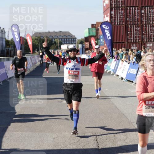 03.10.2025 - Köhlbrandbrückenlauf Jannik Wohlers http://msf.ph/oto/9074125 03.10.2025 13:16:06 Ziel 4311, 4423, 4495, 4548, 4644, 4805, 4833, 5022, 5023, 5068, 5217, 5336, 5867, 5868, 6270, 6271, 6507, 6712 meine-sportfotos.de