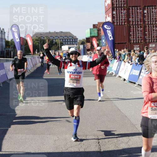 03.10.2025 - Köhlbrandbrückenlauf Jannik Wohlers http://msf.ph/oto/9074139 03.10.2025 13:16:06 Ziel 4311, 4423, 4495, 4548, 4644, 4805, 4833, 5022, 5023, 5068, 5217, 5336, 5867, 5868, 6270, 6271, 6507, 6712 meine-sportfotos.de