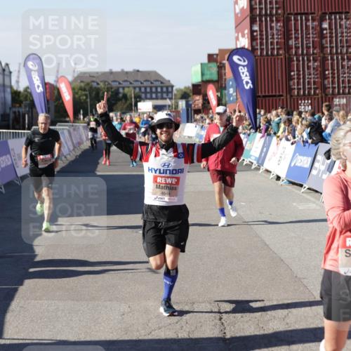 03.10.2025 - Köhlbrandbrückenlauf Jannik Wohlers http://msf.ph/oto/9074146 03.10.2025 13:16:06 Ziel 4311, 4423, 4495, 4548, 4644, 4805, 4833, 5022, 5023, 5068, 5217, 5336, 5867, 5868, 6270, 6271, 6507, 6712 meine-sportfotos.de