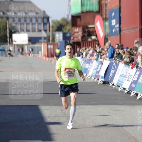 03.10.2025 - Köhlbrandbrückenlauf Jannik Wohlers http://msf.ph/oto/9074150 03.10.2025 12:45:18 Ziel 6280 meine-sportfotos.de