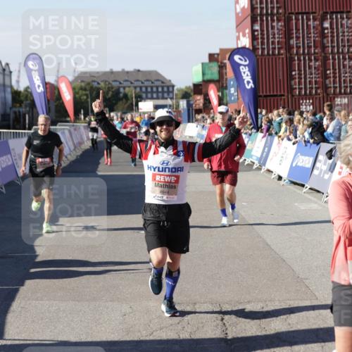 03.10.2025 - Köhlbrandbrückenlauf Jannik Wohlers http://msf.ph/oto/9074157 03.10.2025 13:16:06 Ziel 4311, 4423, 4495, 4548, 4644, 4805, 4833, 5022, 5023, 5068, 5217, 5336, 5867, 5868, 6270, 6271, 6507, 6712 meine-sportfotos.de