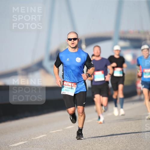 03.10.2025 - Köhlbrandbrückenlauf Jannik Wohlers http://msf.ph/oto/9074182 03.10.2025 09:40:15 Position 3 2937 meine-sportfotos.de