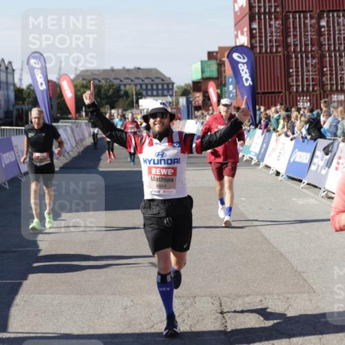 03.10.2025 - Köhlbrandbrückenlauf Jannik Wohlers http://msf.ph/oto/9074198 03.10.2025 13:16:06 Ziel 4311, 4423, 4495, 4548, 4644, 4805, 4833, 5022, 5023, 5068, 5217, 5336, 5867, 5868, 6270, 6271, 6507, 6712 meine-sportfotos.de
