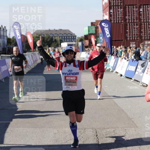03.10.2025 - Köhlbrandbrückenlauf Jannik Wohlers http://msf.ph/oto/9074208 03.10.2025 13:16:06 Ziel 4311, 4423, 4495, 4548, 4644, 4805, 4833, 5022, 5023, 5068, 5217, 5336, 5867, 5868, 6270, 6271, 6507, 6712 meine-sportfotos.de