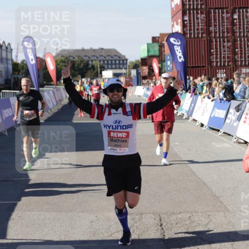 03.10.2025 - Köhlbrandbrückenlauf Jannik Wohlers http://msf.ph/oto/9074214 03.10.2025 13:16:06 Ziel 4311, 4423, 4495, 4548, 4644, 4805, 4833, 5022, 5023, 5068, 5217, 5336, 5867, 5868, 6270, 6271, 6507, 6712 meine-sportfotos.de