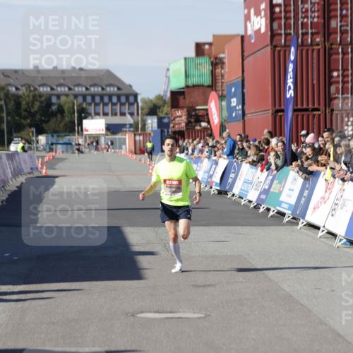 03.10.2025 - Köhlbrandbrückenlauf Jannik Wohlers http://msf.ph/oto/9074219 03.10.2025 12:45:19 Ziel 6280 meine-sportfotos.de