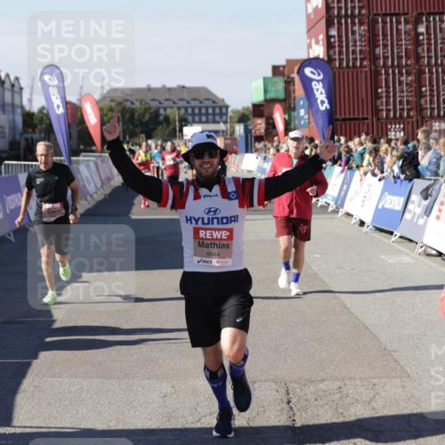 03.10.2025 - Köhlbrandbrückenlauf Jannik Wohlers http://msf.ph/oto/9074223 03.10.2025 13:16:06 Ziel 4311, 4423, 4495, 4548, 4644, 4805, 4833, 5022, 5023, 5068, 5217, 5336, 5867, 5868, 6270, 6271, 6507, 6712 meine-sportfotos.de