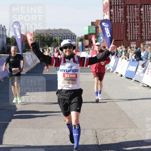 03.10.2025 - Köhlbrandbrückenlauf Jannik Wohlers http://msf.ph/oto/9074241 03.10.2025 13:16:06 Ziel 4311, 4423, 4495, 4548, 4644, 4805, 4833, 5022, 5023, 5068, 5217, 5336, 5867, 5868, 6270, 6271, 6507, 6712 meine-sportfotos.de