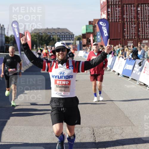 03.10.2025 - Köhlbrandbrückenlauf Jannik Wohlers http://msf.ph/oto/9074279 03.10.2025 13:16:07 Ziel 4311, 4423, 4495, 4548, 4644, 4805, 5022, 5023, 5068, 5217, 5336, 5684, 5867, 5868, 6270, 6271, 6712 meine-sportfotos.de