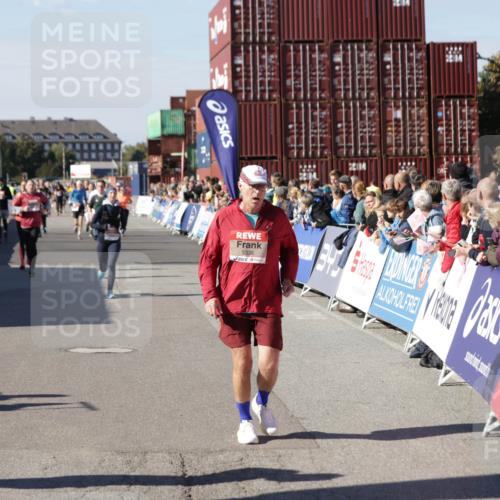 03.10.2025 - Köhlbrandbrückenlauf Jannik Wohlers http://msf.ph/oto/9074287 03.10.2025 13:16:08 Ziel 4311, 4423, 4495, 4548, 4644, 4696, 4805, 5022, 5023, 5068, 5217, 5336, 5684, 5867, 5868, 6270, 6271, 6712 meine-sportfotos.de