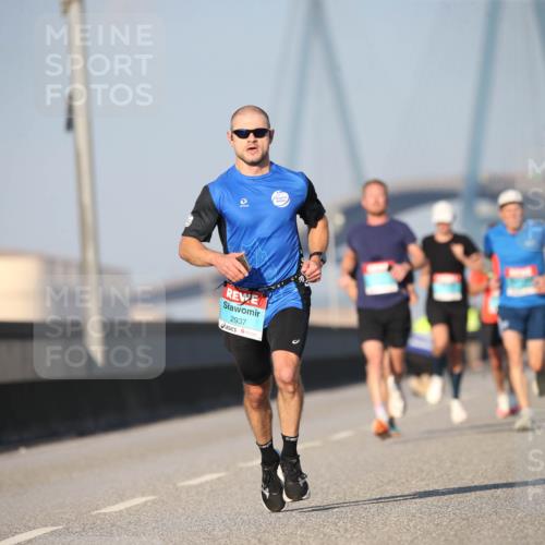 03.10.2025 - Köhlbrandbrückenlauf Jannik Wohlers http://msf.ph/oto/9074289 03.10.2025 09:40:18 Position 3 2937 meine-sportfotos.de