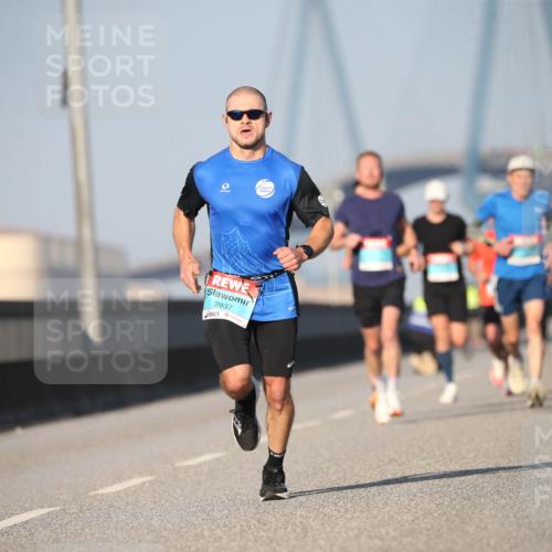 03.10.2025 - Köhlbrandbrückenlauf Jannik Wohlers http://msf.ph/oto/9074303 03.10.2025 09:40:18 Position 3 2937 meine-sportfotos.de