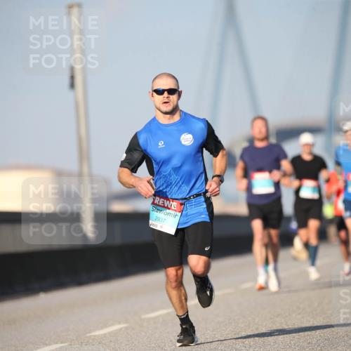 03.10.2025 - Köhlbrandbrückenlauf Jannik Wohlers http://msf.ph/oto/9074323 03.10.2025 09:40:19 Position 3 2937 meine-sportfotos.de