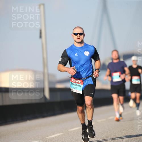 03.10.2025 - Köhlbrandbrückenlauf Jannik Wohlers http://msf.ph/oto/9074335 03.10.2025 09:40:19 Position 3 2937 meine-sportfotos.de