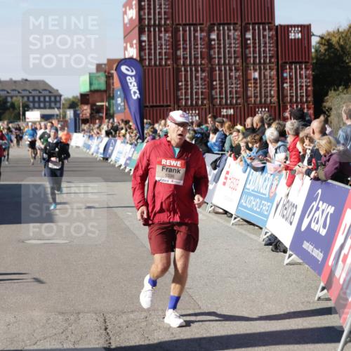 03.10.2025 - Köhlbrandbrückenlauf Jannik Wohlers http://msf.ph/oto/9074358 03.10.2025 13:16:08 Ziel 4311, 4423, 4495, 4548, 4644, 4696, 4805, 5022, 5023, 5068, 5217, 5336, 5684, 5867, 5868, 6270, 6271, 6712 meine-sportfotos.de
