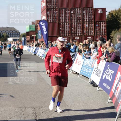 03.10.2025 - Köhlbrandbrückenlauf Jannik Wohlers http://msf.ph/oto/9074367 03.10.2025 13:16:09 Ziel 4311, 4423, 4495, 4644, 4696, 5022, 5023, 5068, 5217, 5336, 5684, 5806, 6270, 6271, 6712 meine-sportfotos.de