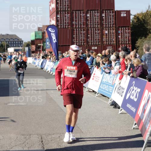 03.10.2025 - Köhlbrandbrückenlauf Jannik Wohlers http://msf.ph/oto/9074379 03.10.2025 13:16:09 Ziel 4311, 4423, 4495, 4644, 4696, 5022, 5023, 5068, 5217, 5336, 5684, 5806, 6270, 6271, 6712 meine-sportfotos.de