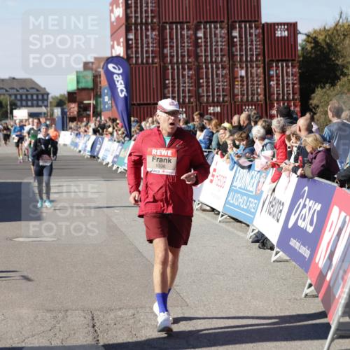 03.10.2025 - Köhlbrandbrückenlauf Jannik Wohlers http://msf.ph/oto/9074389 03.10.2025 13:16:09 Ziel 4311, 4423, 4495, 4644, 4696, 5022, 5023, 5068, 5217, 5336, 5684, 5806, 6270, 6271, 6712 meine-sportfotos.de