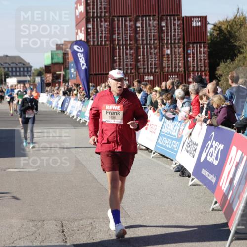 03.10.2025 - Köhlbrandbrückenlauf Jannik Wohlers http://msf.ph/oto/9074392 03.10.2025 13:16:09 Ziel 4311, 4423, 4495, 4644, 4696, 5022, 5023, 5068, 5217, 5336, 5684, 5806, 6270, 6271, 6712 meine-sportfotos.de