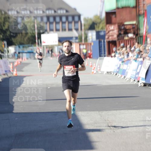 03.10.2025 - Köhlbrandbrückenlauf Jannik Wohlers http://msf.ph/oto/9074406 03.10.2025 12:45:48 Ziel 4010 meine-sportfotos.de