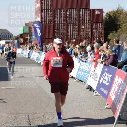 03.10.2025 - Köhlbrandbrückenlauf Jannik Wohlers http://msf.ph/oto/9074415 03.10.2025 13:16:09 Ziel 4311, 4423, 4495, 4644, 4696, 5022, 5023, 5068, 5217, 5336, 5684, 5806, 6270, 6271, 6712 meine-sportfotos.de