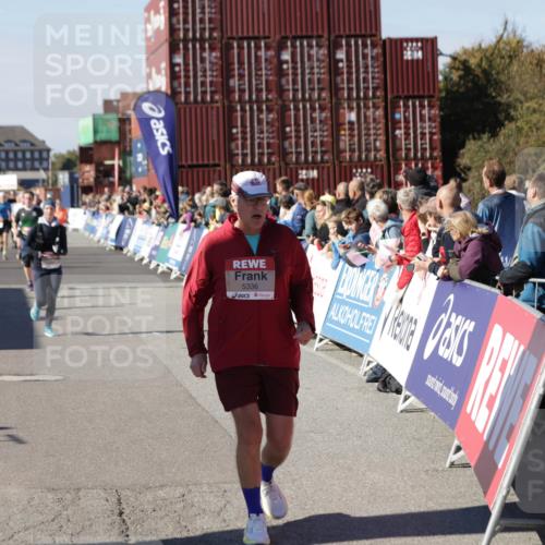 03.10.2025 - Köhlbrandbrückenlauf Jannik Wohlers http://msf.ph/oto/9074424 03.10.2025 13:16:09 Ziel 4311, 4423, 4495, 4644, 4696, 5022, 5023, 5068, 5217, 5336, 5684, 5806, 6270, 6271, 6712 meine-sportfotos.de