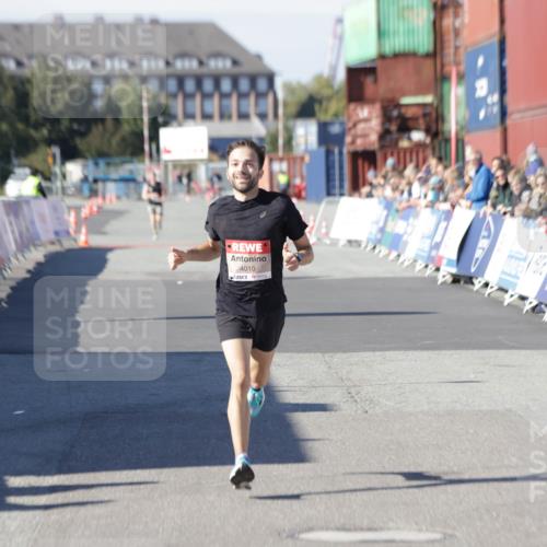 03.10.2025 - Köhlbrandbrückenlauf Jannik Wohlers http://msf.ph/oto/9074536 03.10.2025 12:45:49 Ziel 4010 meine-sportfotos.de