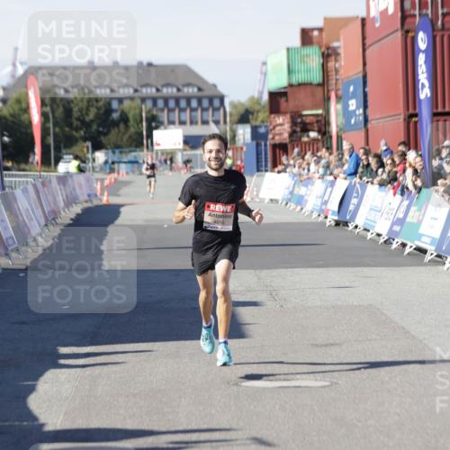 03.10.2025 - Köhlbrandbrückenlauf Jannik Wohlers http://msf.ph/oto/9074601 03.10.2025 12:45:49 Ziel 4010 meine-sportfotos.de