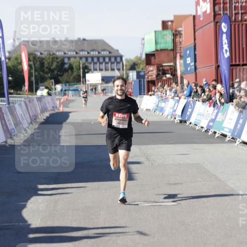 03.10.2025 - Köhlbrandbrückenlauf Jannik Wohlers http://msf.ph/oto/9074610 03.10.2025 12:45:49 Ziel 4010 meine-sportfotos.de