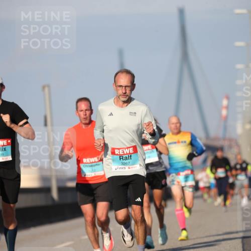 03.10.2025 - Köhlbrandbrückenlauf Jannik Wohlers http://msf.ph/oto/9074611 03.10.2025 09:40:29 Position 3 3299, 1012, 3267 meine-sportfotos.de