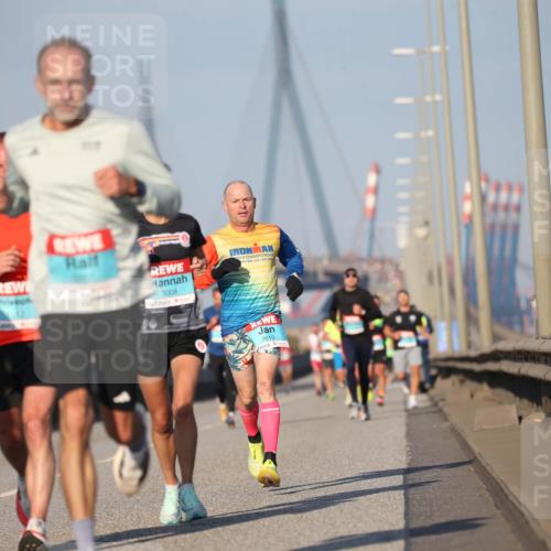 03.10.2025 - Köhlbrandbrückenlauf Jannik Wohlers http://msf.ph/oto/9074621 03.10.2025 09:40:30 Position 3 94, 3008, 3610 meine-sportfotos.de