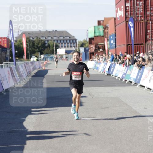 03.10.2025 - Köhlbrandbrückenlauf Jannik Wohlers http://msf.ph/oto/9074635 03.10.2025 12:45:49 Ziel 4010 meine-sportfotos.de