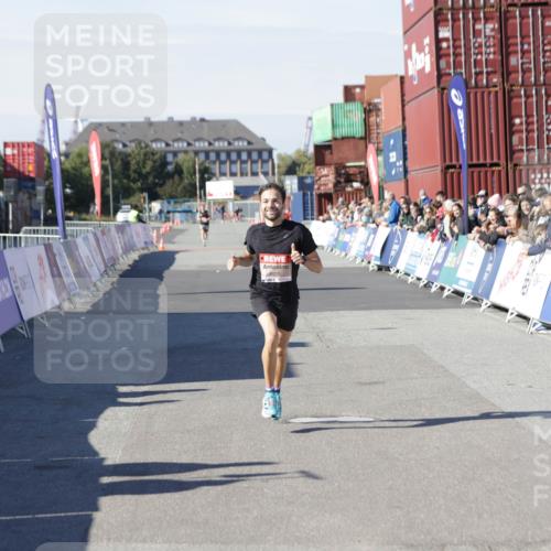 03.10.2025 - Köhlbrandbrückenlauf Jannik Wohlers http://msf.ph/oto/9074649 03.10.2025 12:45:50 Ziel 4010 meine-sportfotos.de