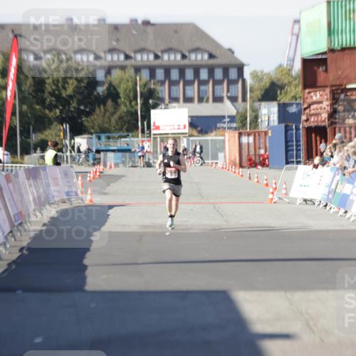 03.10.2025 - Köhlbrandbrückenlauf Jannik Wohlers http://msf.ph/oto/9074671 03.10.2025 12:45:57 Ziel 4010 meine-sportfotos.de