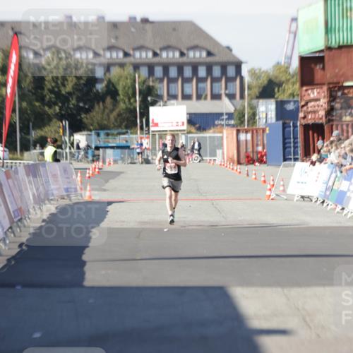 03.10.2025 - Köhlbrandbrückenlauf Jannik Wohlers http://msf.ph/oto/9074687 03.10.2025 12:45:57 Ziel 4010 meine-sportfotos.de