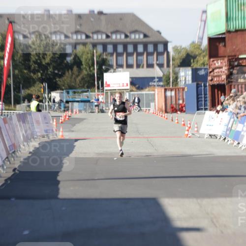 03.10.2025 - Köhlbrandbrückenlauf Jannik Wohlers http://msf.ph/oto/9074689 03.10.2025 12:45:57 Ziel 4010 meine-sportfotos.de